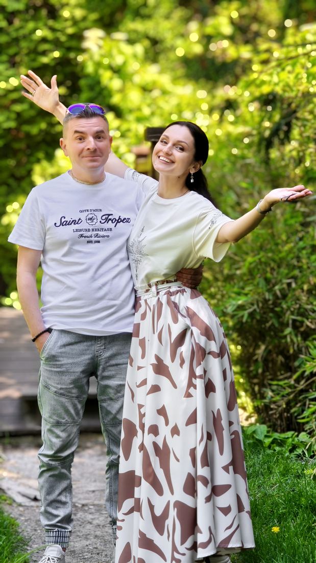 Артем і Анна сміються в парку